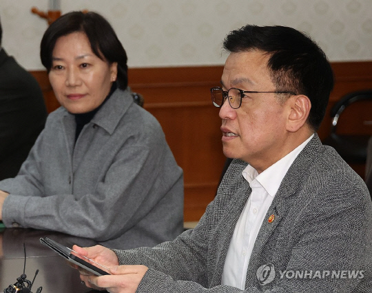 최상목 부총리 겸 기획재정부 장관이 30일 정부서울청사에서 긴급현안 관련 경제관계 장관 간담회를 하고 있다. 이날 최 부총리는 10조원 규모의 추가경정예산안(추경) 추진을 공식화했다. 연합뉴스